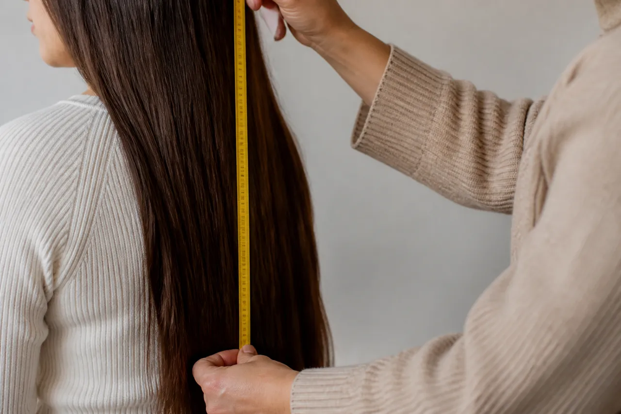 Cheveux longs mesurés pour estimer combien ils poussent par mois