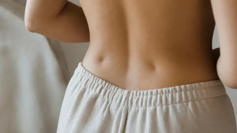 Fossettes bas du dos chez la femme, visibles au-dessus des fesses